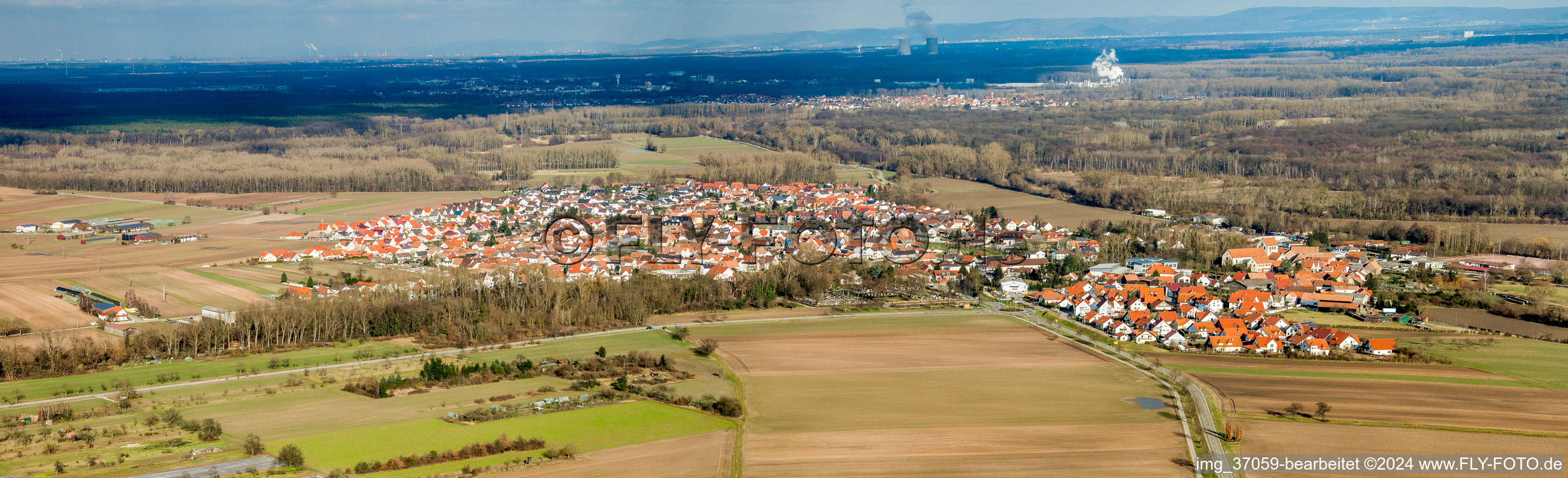 Panoramic perspective of Village - view on the edge of agricultural fields and farmland in Hoerdt in the state Rhineland-Palatinate, Germany