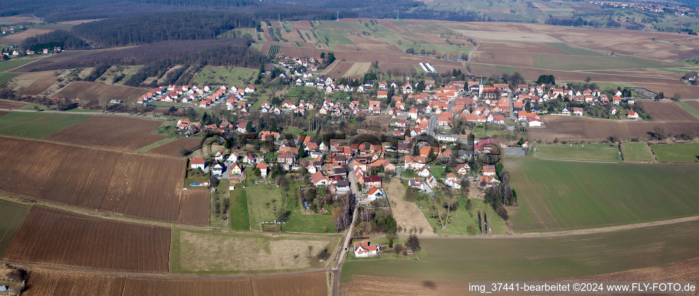 Village - view on the edge of agricultural fields and farmland in Kutzenhausen in Grand Est, France