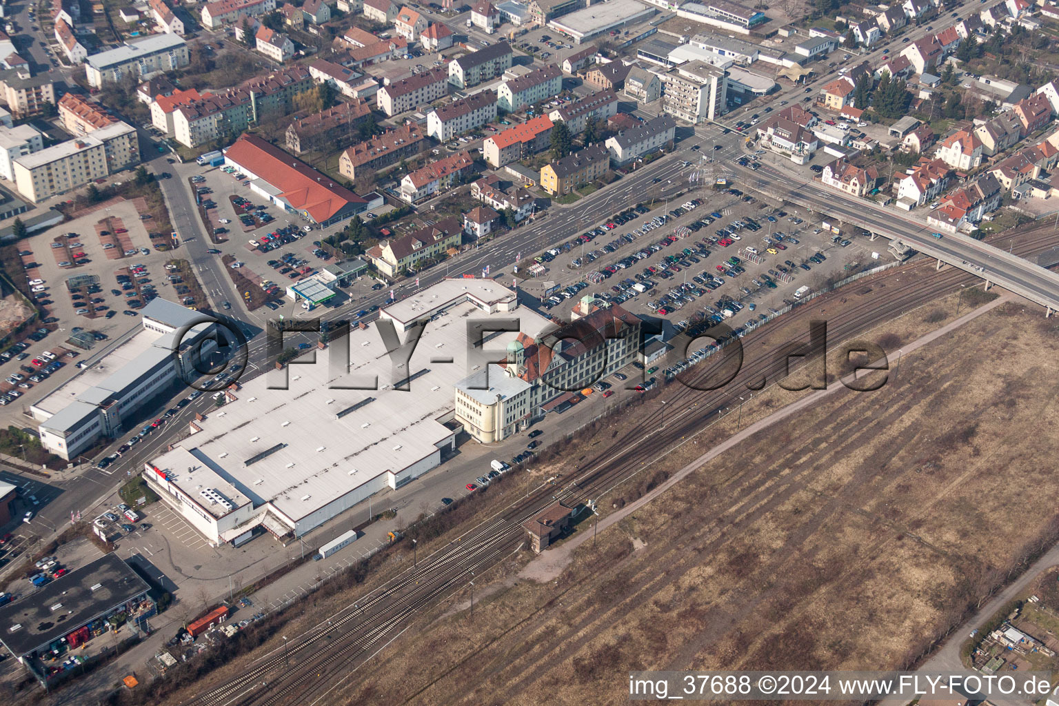 Building of the shopping center real,- SB-Warenhaus GmbH in the district Queichheim in Landau in der Pfalz in the state Rhineland-Palatinate, Germany