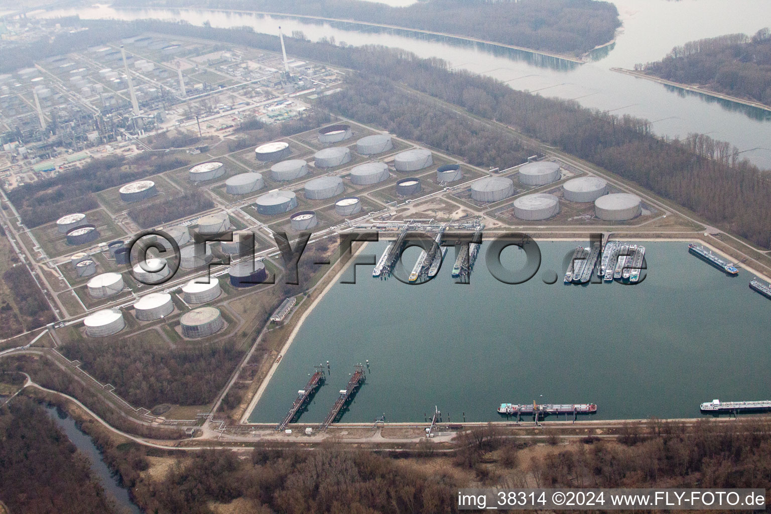 MIRO refinery on the Rhine in the district Knielingen in Karlsruhe in the state Baden-Wuerttemberg, Germany