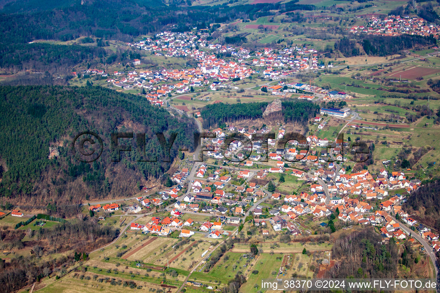 From the southeast in the district Stein in Gossersweiler-Stein in the state Rhineland-Palatinate, Germany