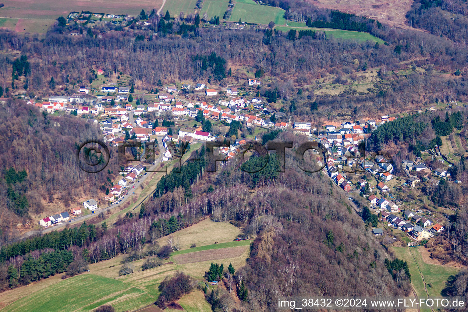 From the south in the district Niedersimten in Pirmasens in the state Rhineland-Palatinate, Germany