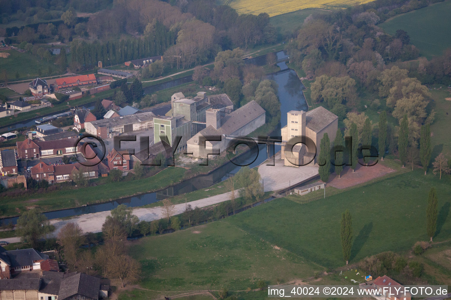 Oblique view of Vendhuile in the state Aisne, France