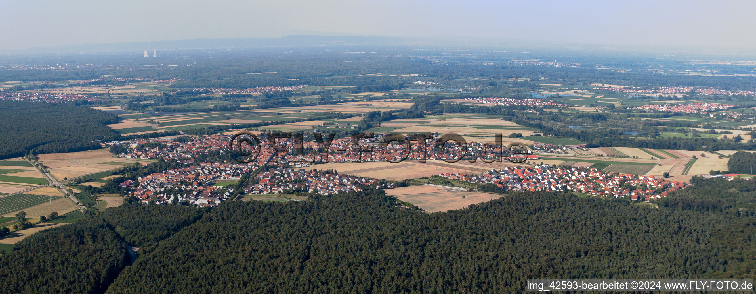 From the southwest in Rheinzabern in the state Rhineland-Palatinate, Germany