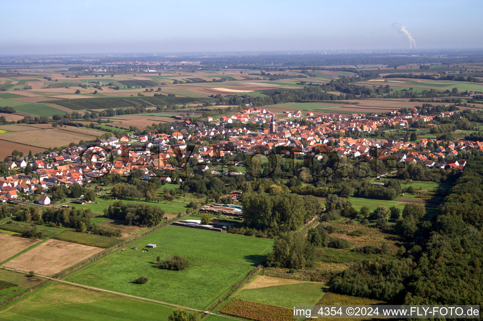 From the southwest in the district Schaidt in Wörth am Rhein in the state Rhineland-Palatinate, Germany