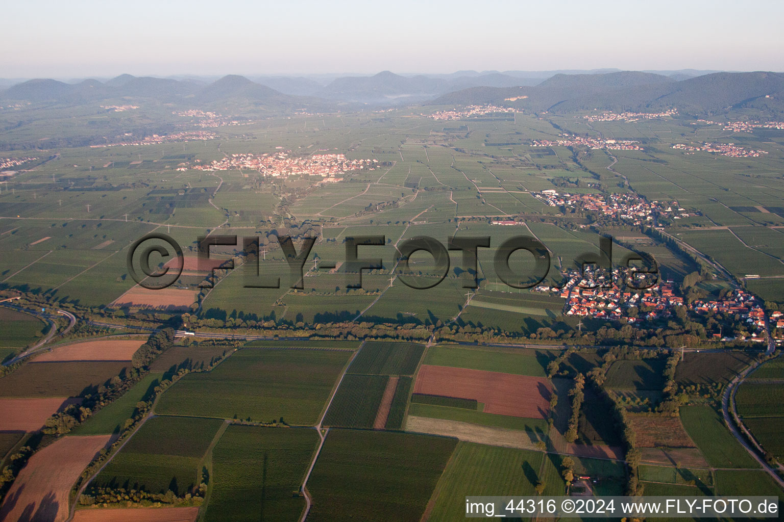 From the east in Knöringen in the state Rhineland-Palatinate, Germany