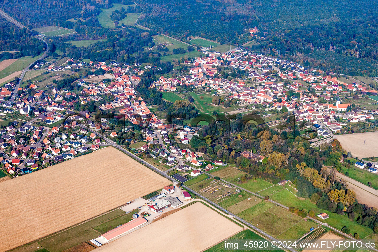 Village - view on the edge of agricultural fields and farmland in Scheibenhard in Grand Est, France