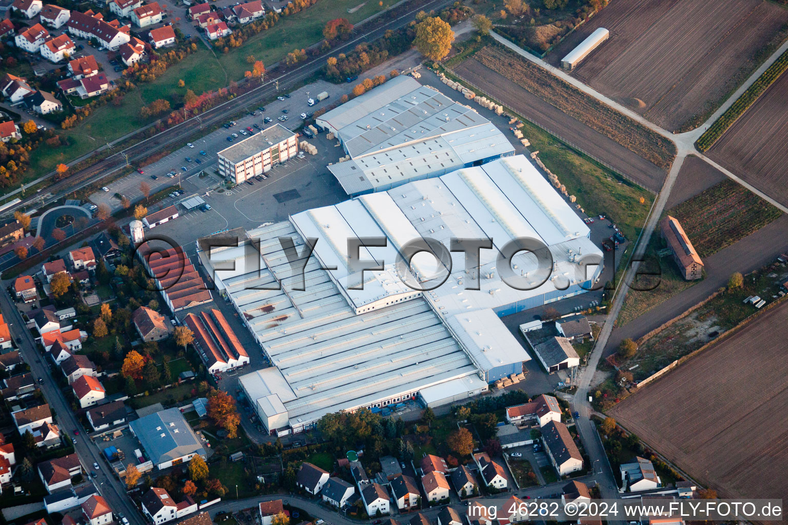 Oblique view of Building and production halls on the premises of Kardex Remstar Produktion Deutschland GmbH Kardex-Platz in the district Sondernheim in Bellheim in the state Rhineland-Palatinate