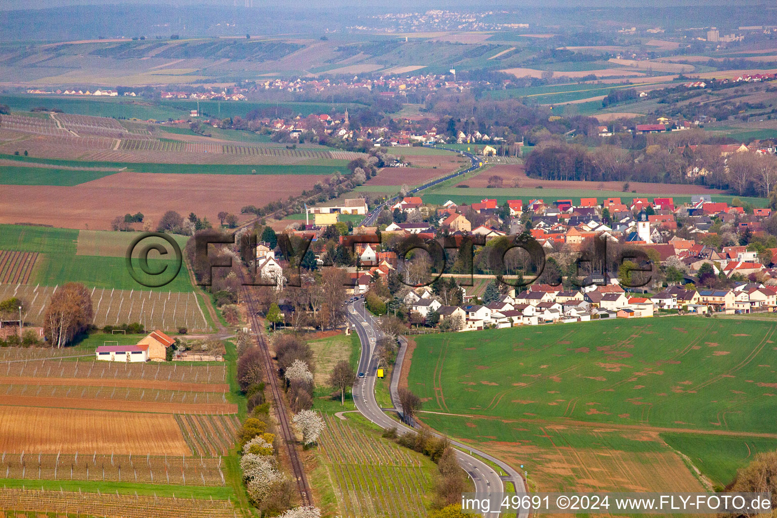 From the south in the district Niederflörsheim in Flörsheim-Dalsheim in the state Rhineland-Palatinate, Germany