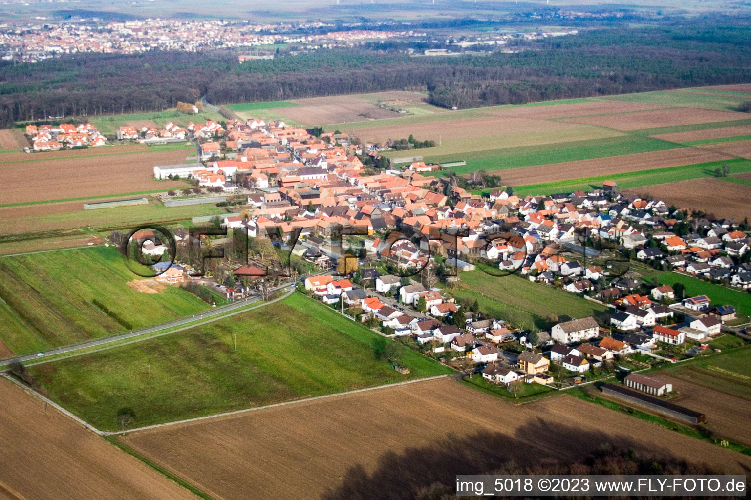 From the southwest in the district Hayna in Herxheim bei Landau/Pfalz in the state Rhineland-Palatinate, Germany