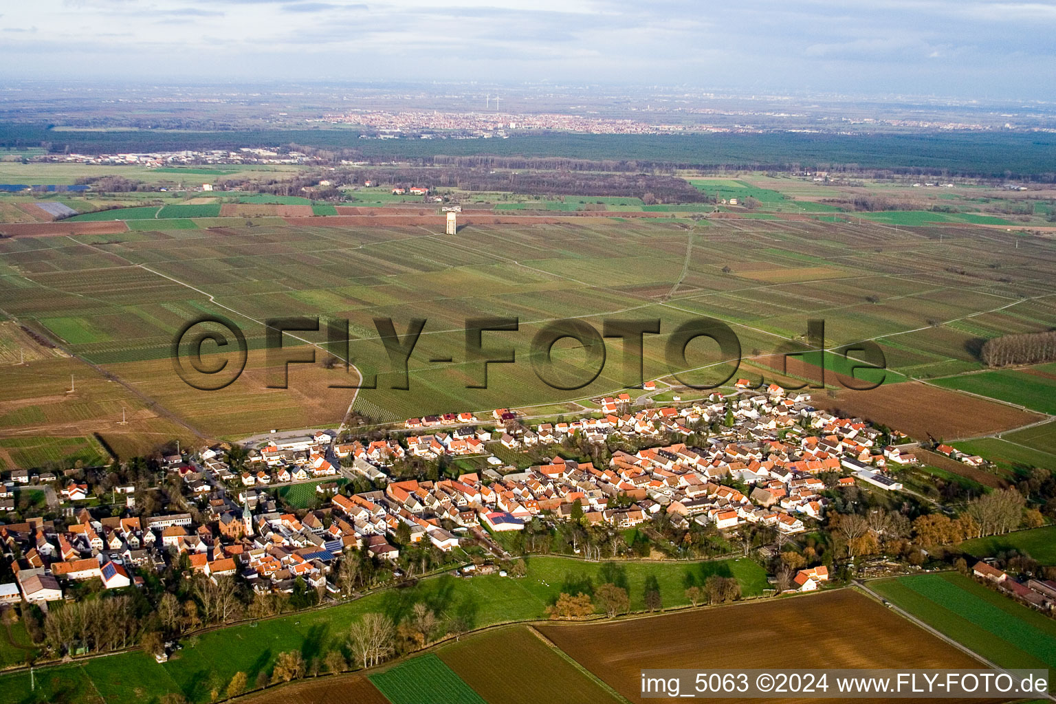 Oblique view of Village - view on the edge of agricultural fields and farmland in the district Duttweiler in Neustadt an der Weinstrasse in the state Rhineland-Palatinate