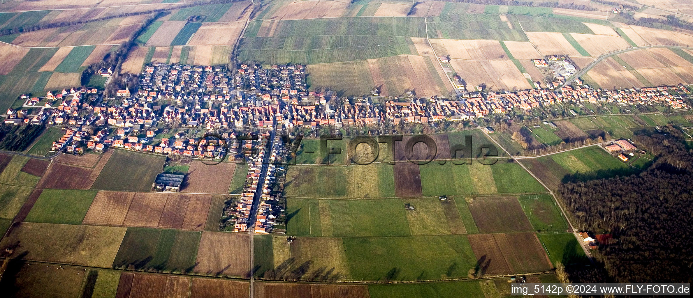 Circumferential , horizontally adjustable 360 degree perspective Village - view on the edge of agricultural fields and farmland in Freckenfeld in the state Rhineland-Palatinate