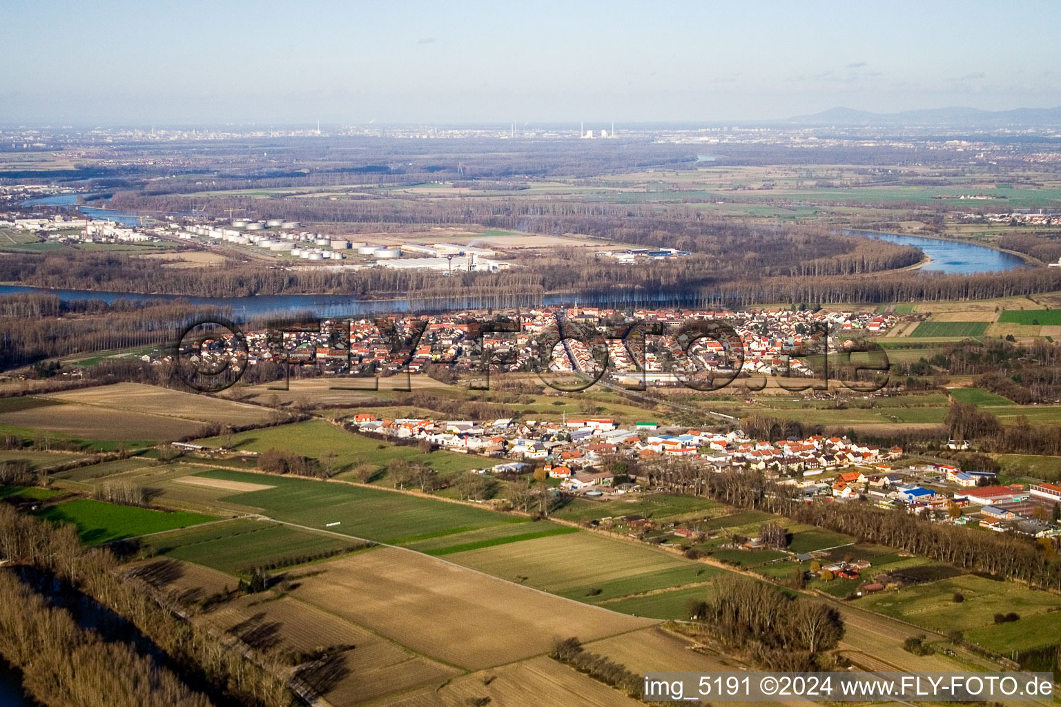 From the southeast in the district Rheinhausen in Oberhausen-Rheinhausen in the state Baden-Wuerttemberg, Germany