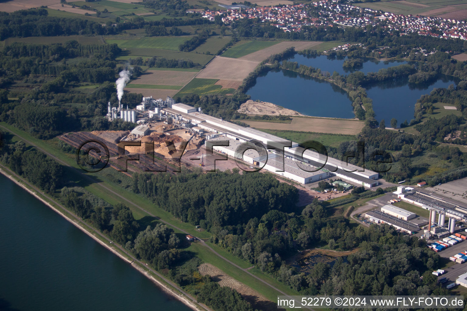 Industry on the Rhine in the district Sondernheim in Germersheim in the state Rhineland-Palatinate, Germany