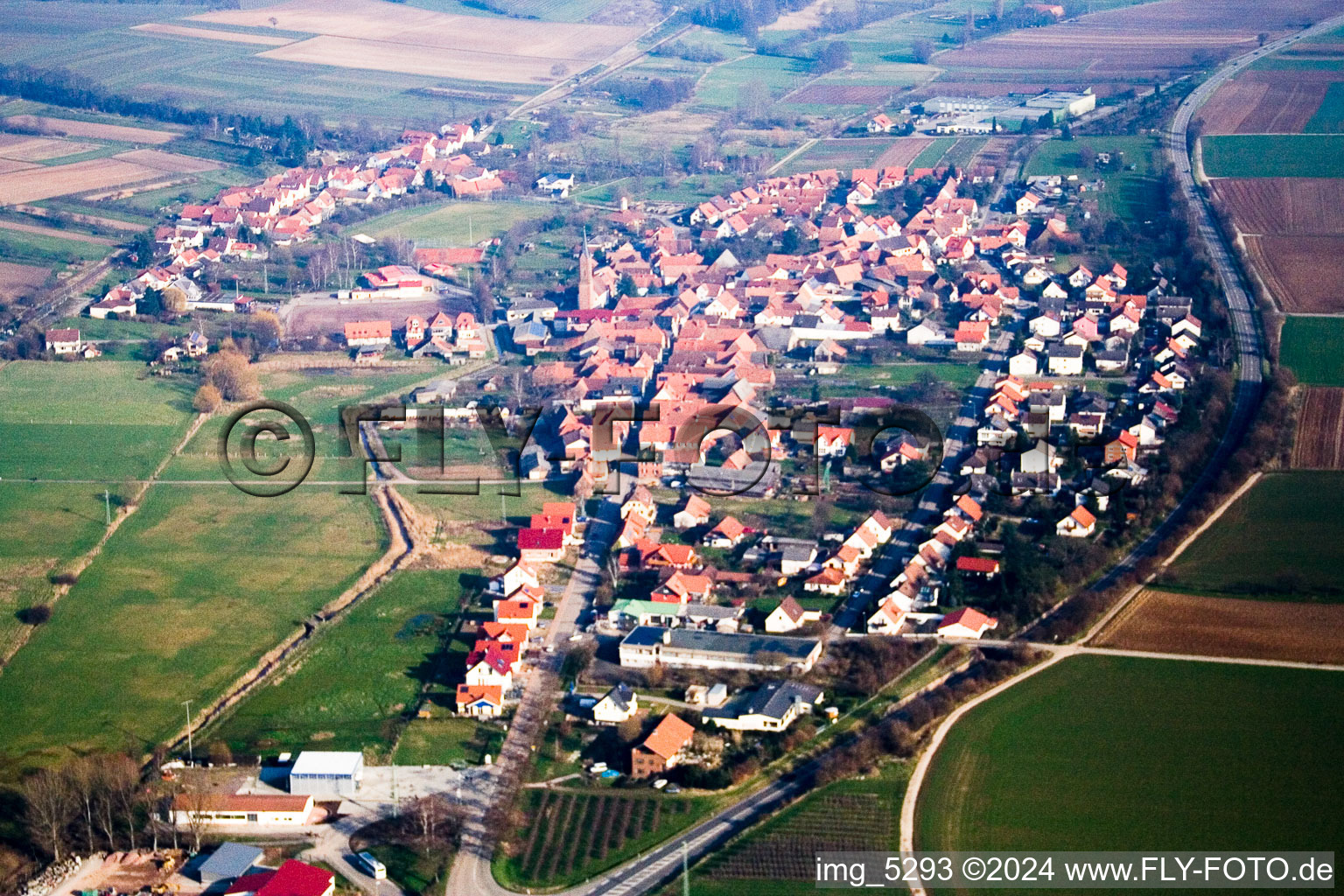 From the west in the district Kapellen in Kapellen-Drusweiler in the state Rhineland-Palatinate, Germany