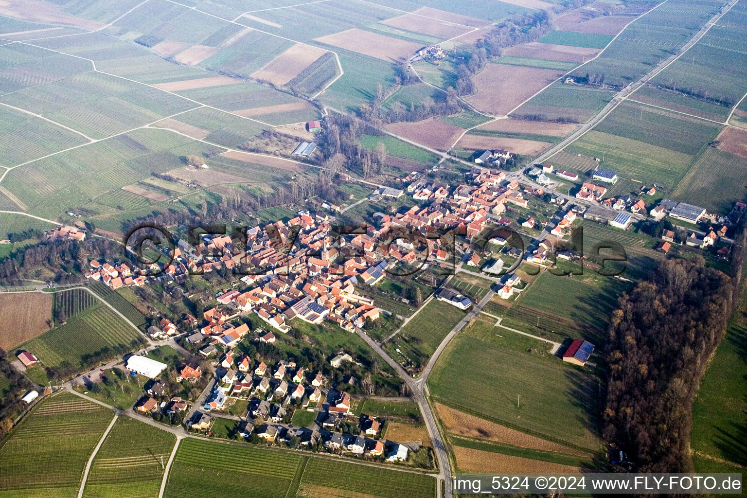 From the west in the district Heuchelheim in Heuchelheim-Klingen in the state Rhineland-Palatinate, Germany