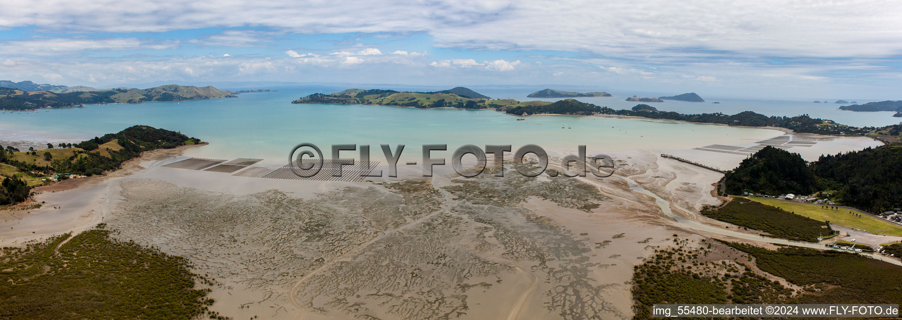 Coastline on the sandy beach of Sued-Pazifik in the district Mcgreogor Bay in Coromandel in Waikato, New Zealand