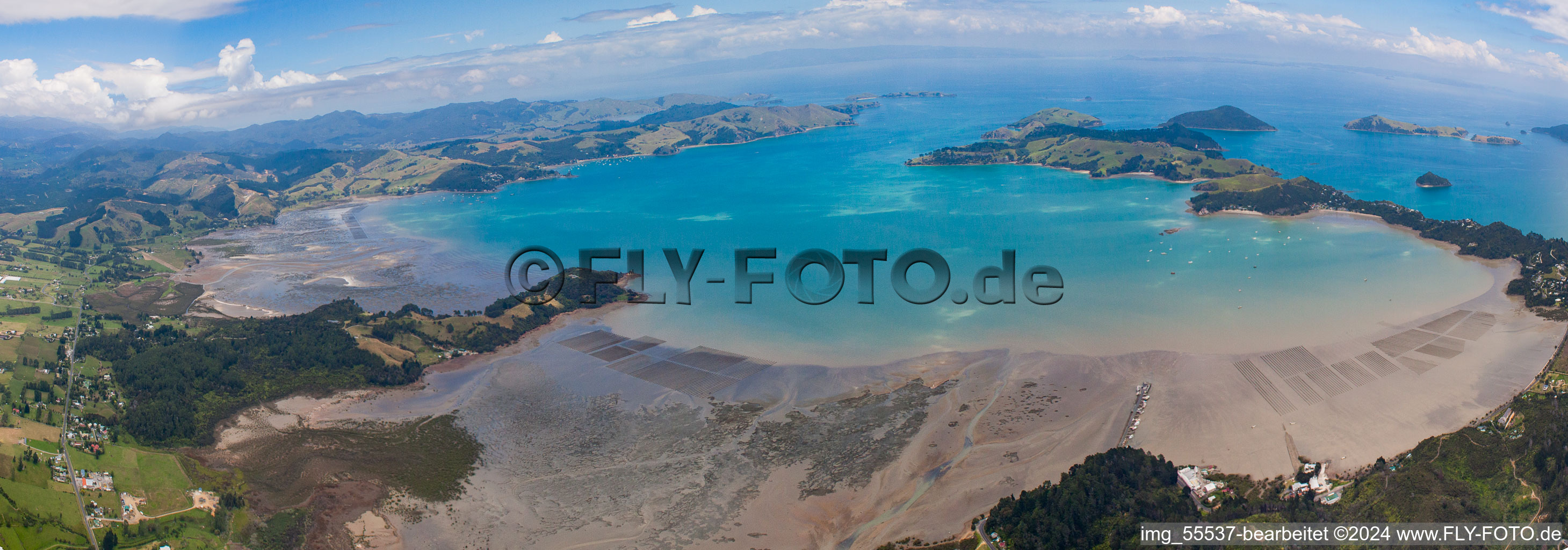 Coastline on the sandy beach of Sued-Pazifik in the district Mcgreogor Bay in Coromandel in Waikato, New Zealand from above