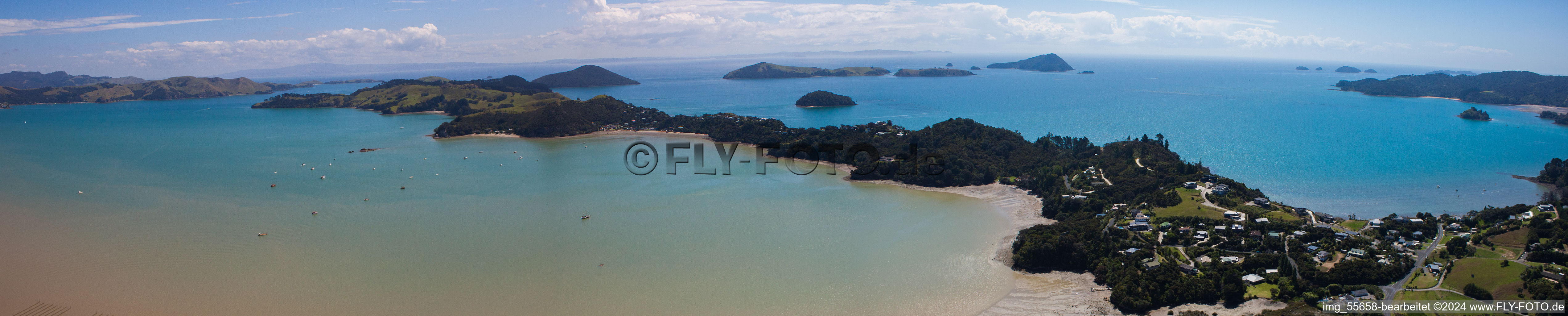 Coastline on the sandy beach of Sued-Pazifik in the district Mcgreogor Bay in Coromandel in Waikato, New Zealand