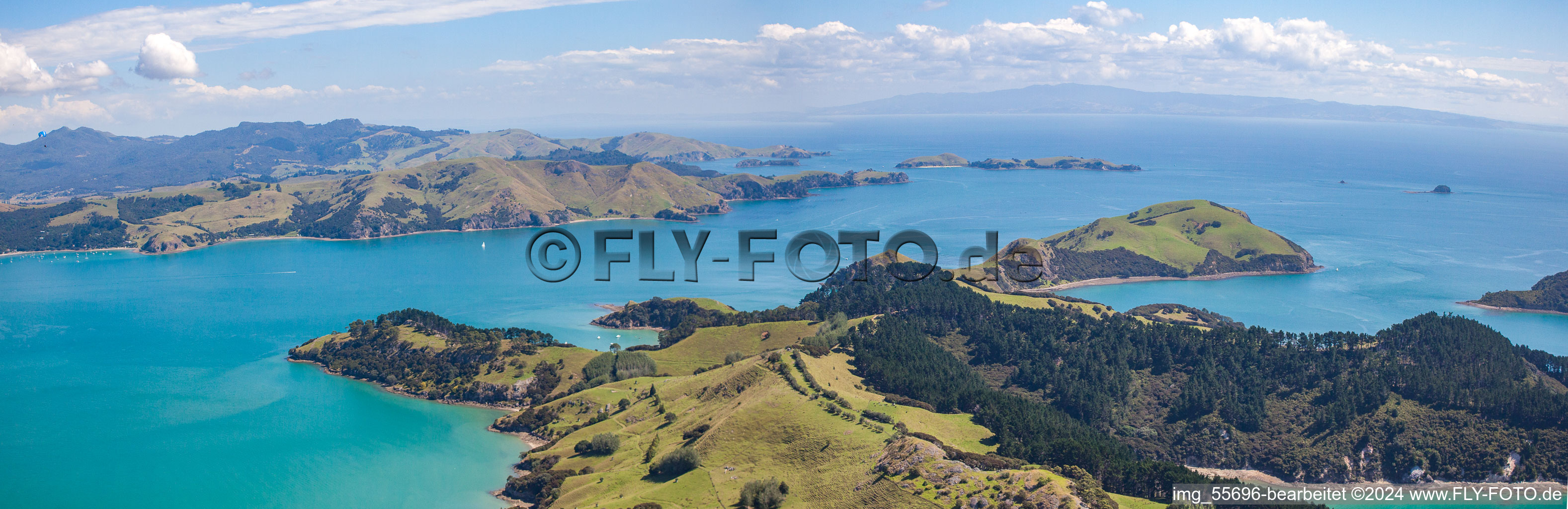 Coastline on the sandy beach of Sued-Pazifik in the district Mcgreogor Bay in Coromandel in Waikato, New Zealand