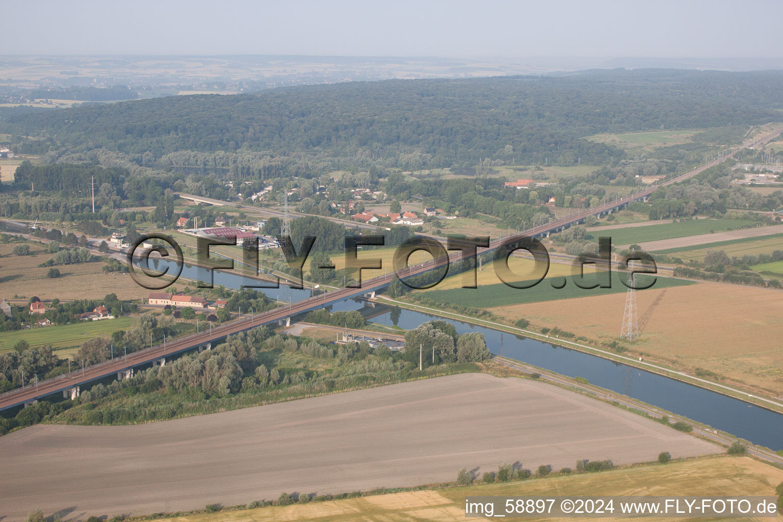 Railway bridge over the canal in Holque in the state North, France