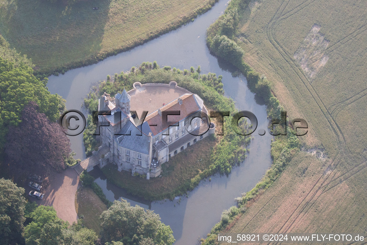 Oblique view of Building and castle park systems of water castle von Tilques in Tilques in Hauts-de-France, France