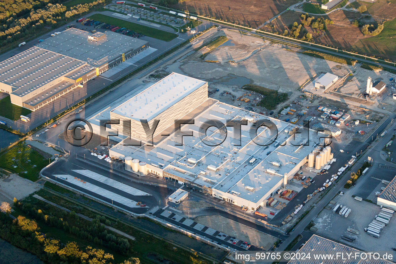 Aerial view of Building and production halls on the premises of Pfaelzer Erfrischungsgetraenke GmbH in the district Industriegebiet Woerth-Oberwald in Woerth am Rhein in the state Rhineland-Palatinate, Germany