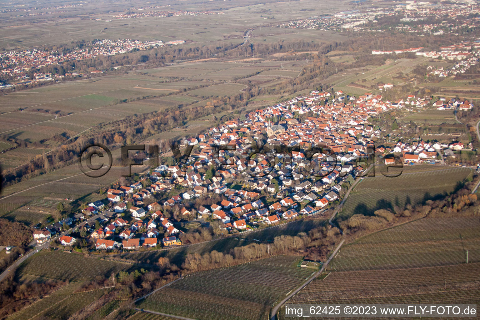 From the southwest in the district Arzheim in Landau in der Pfalz in the state Rhineland-Palatinate, Germany