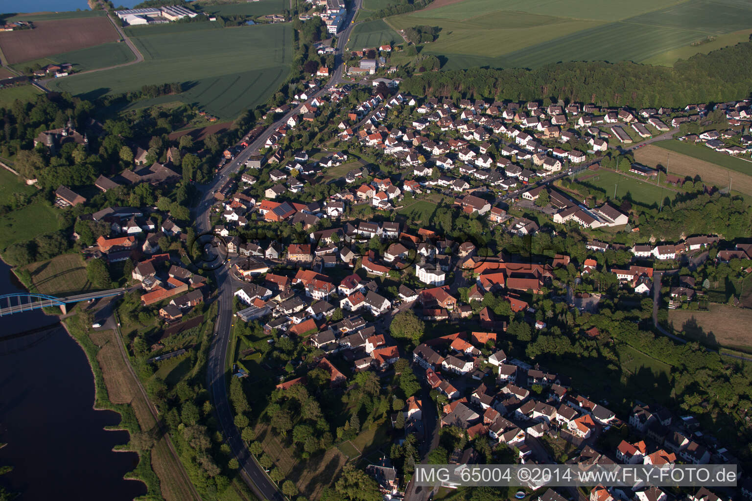 Aerial view of Village on the river bank areas Weser in the district Daspe in Hehlen in the state Lower Saxony