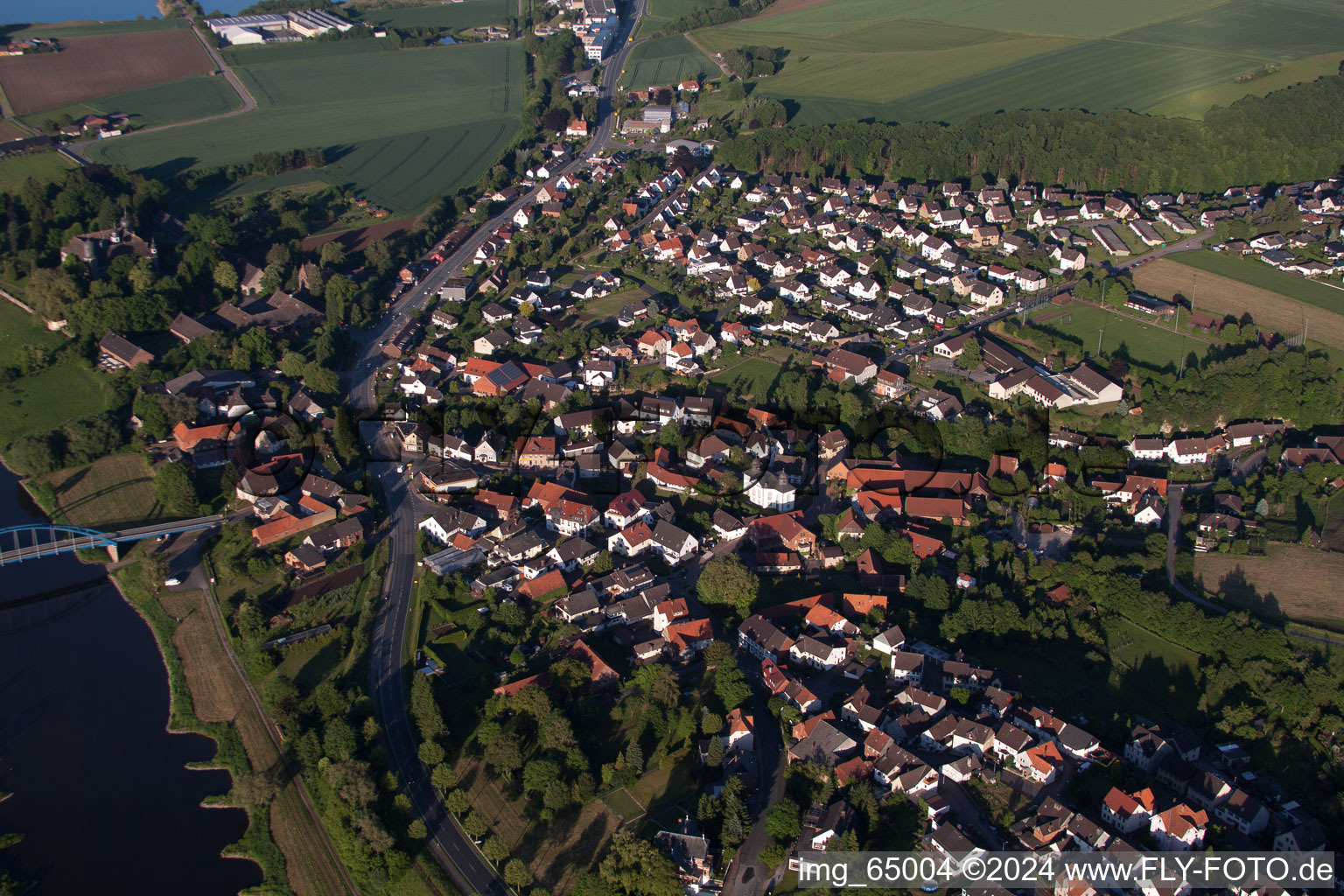 Aerial view of Village on the river bank areas Weser in the district Daspe in Hehlen in the state Lower Saxony