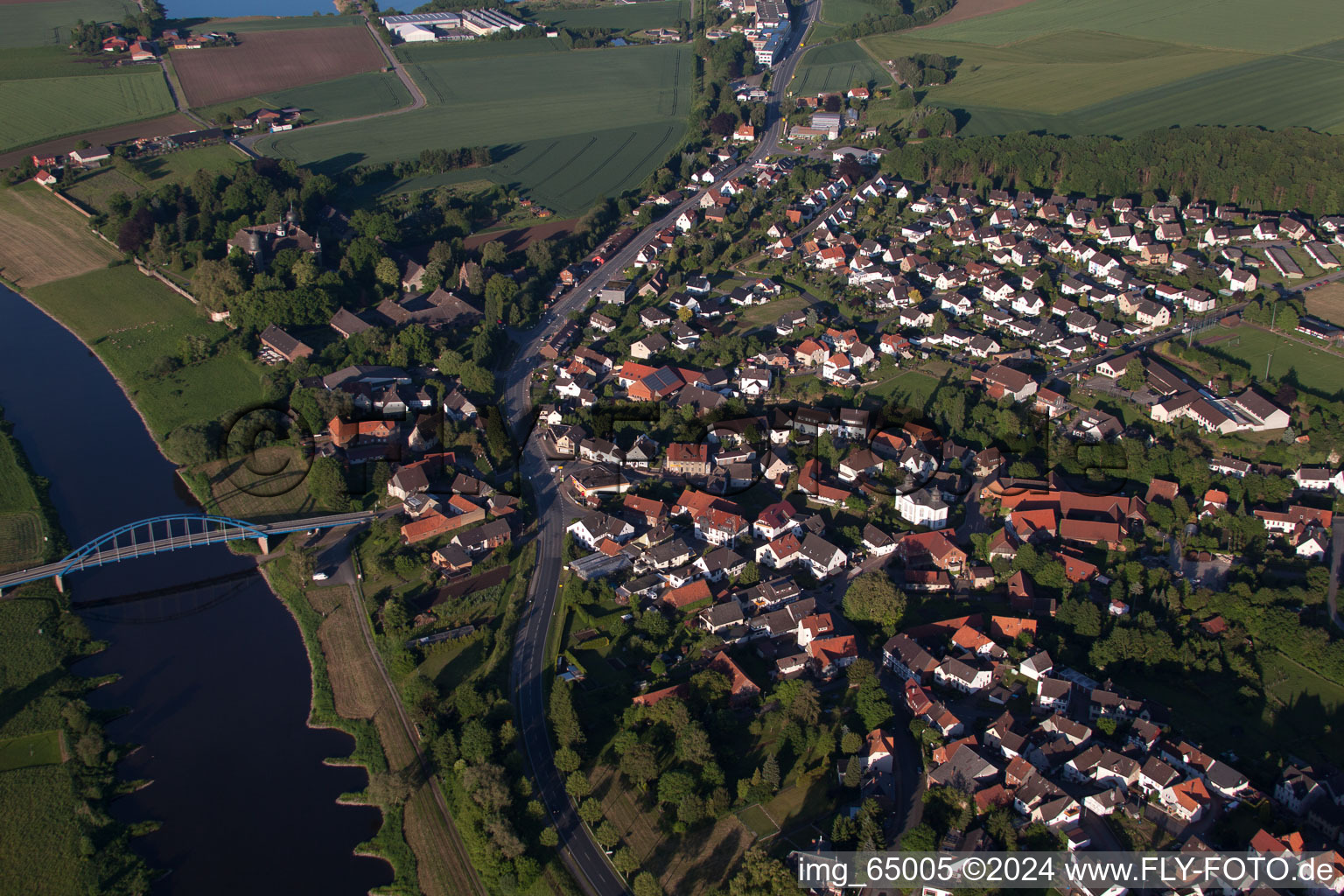 Aerial photograpy of Village on the river bank areas Weser in the district Daspe in Hehlen in the state Lower Saxony