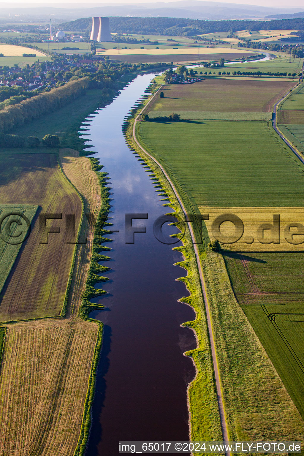 Course of the Weser towards Grohnde with groynes on both sides in the district Hajen in Emmerthal in the state Lower Saxony, Germany