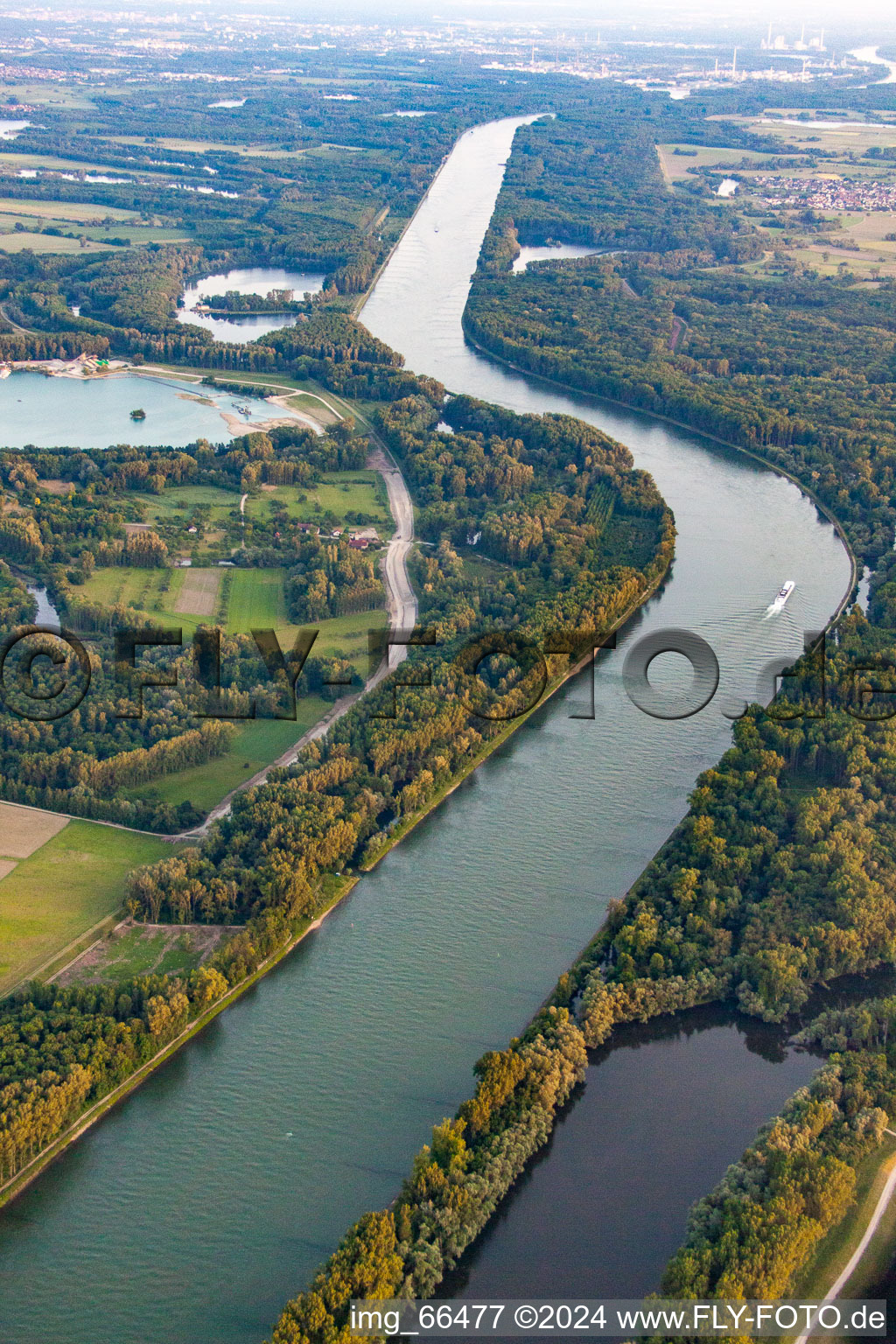 Course of the Rhine between Dettenheim and Hördt in the district Liedolsheim in Dettenheim in the state Baden-Wuerttemberg, Germany