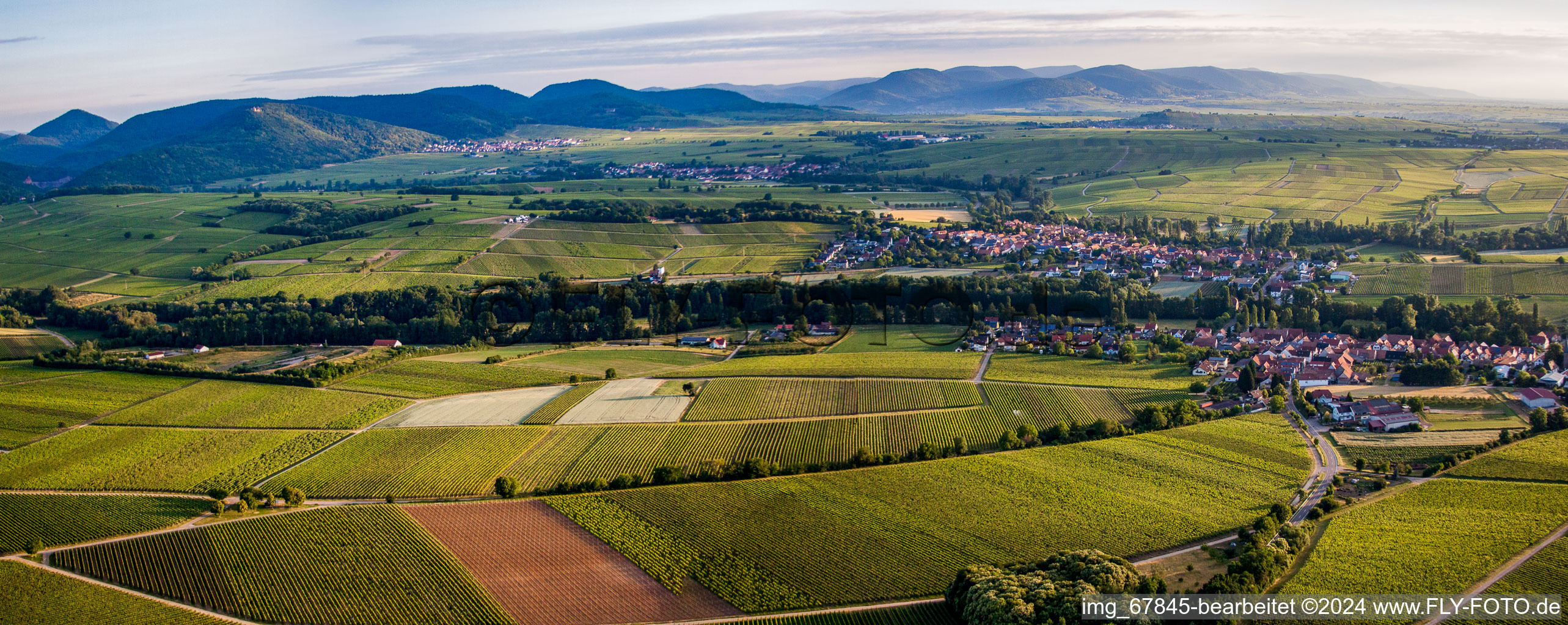 Panoramic perspective Village - view on the edge of agricultural fields and farmland in the district Klingen in Heuchelheim-Klingen in the state Rhineland-Palatinate, Germany