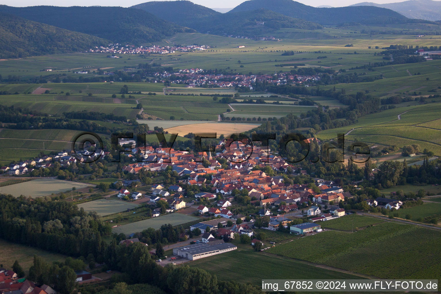 Aerial photograpy of Village - view on the edge of agricultural fields and wine yards in the district Heuchelheim in Heuchelheim-Klingen in the state Rhineland-Palatinate, Germany