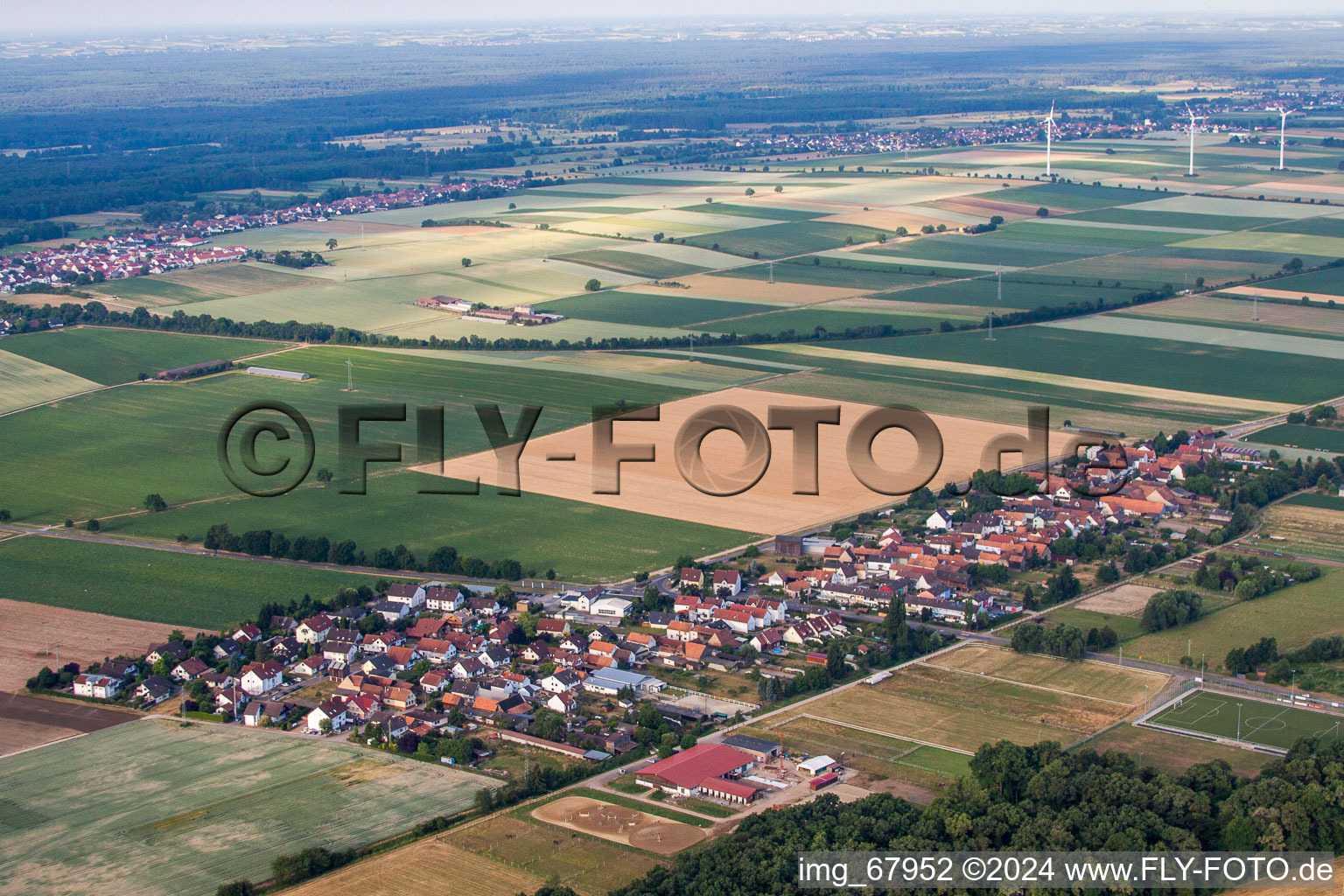 From northeast in the district Minderslachen in Kandel in the state Rhineland-Palatinate, Germany