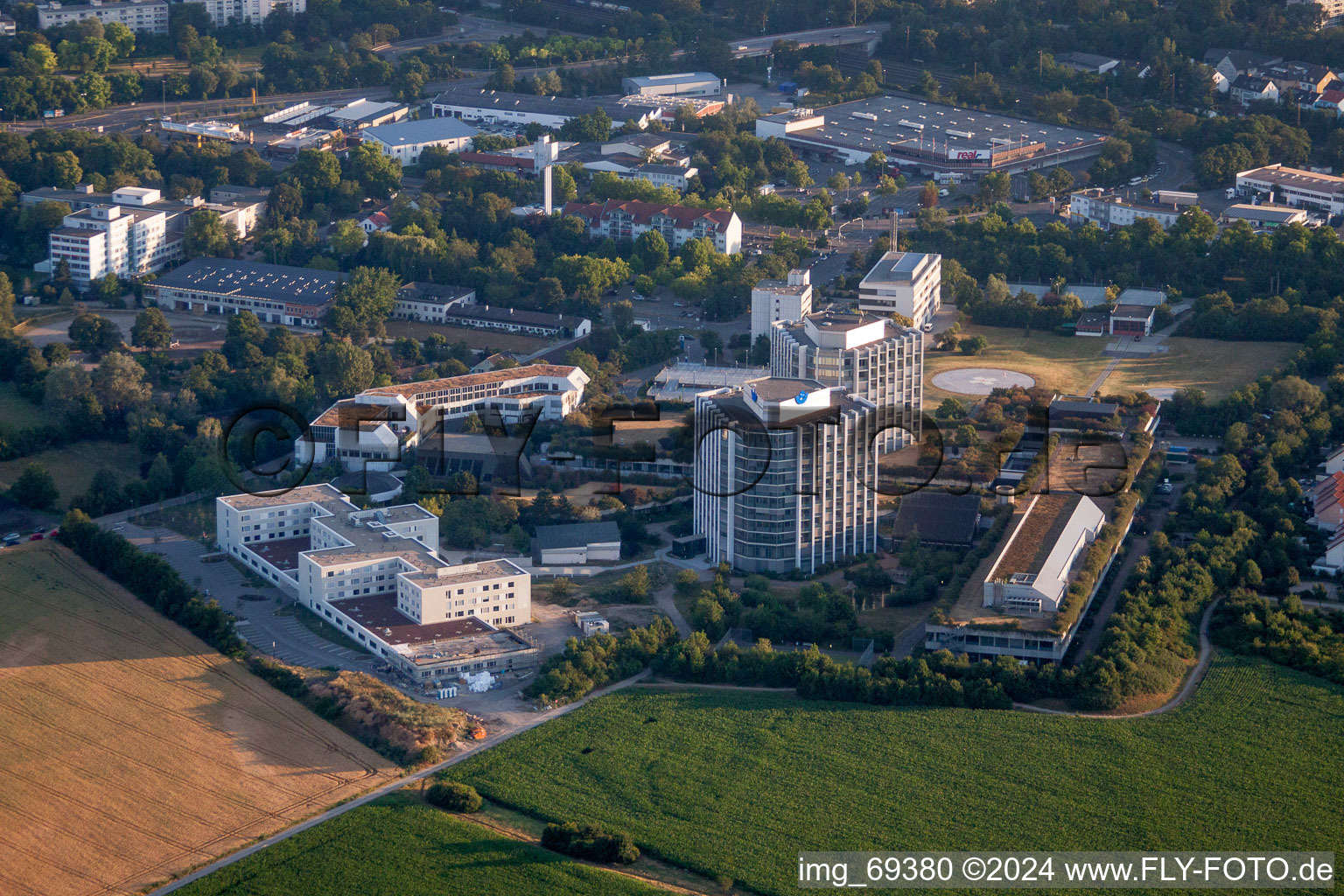 Hospital grounds of the Clinic BG Klinik Ludwigshafen in Ludwigshafen am Rhein in the state Rhineland-Palatinate viewn from the air