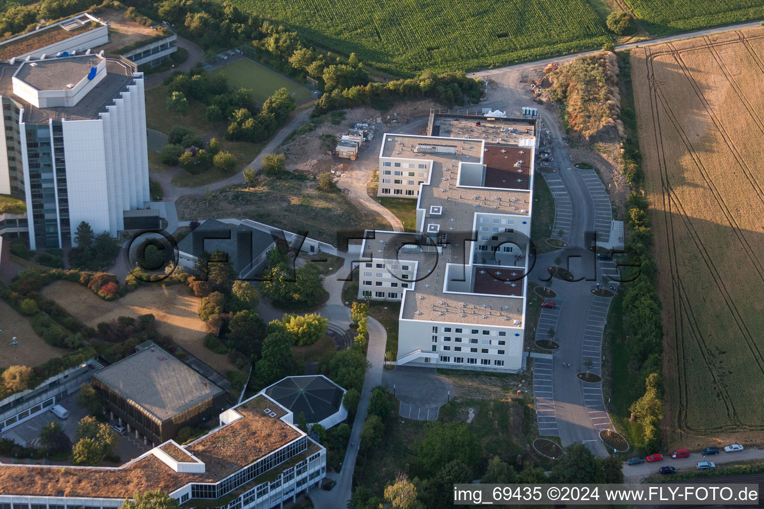 Oblique view of Hospital grounds of the Clinic BG Klinik Ludwigshafen in the district Oggersheim in Ludwigshafen am Rhein in the state Rhineland-Palatinate, Germany