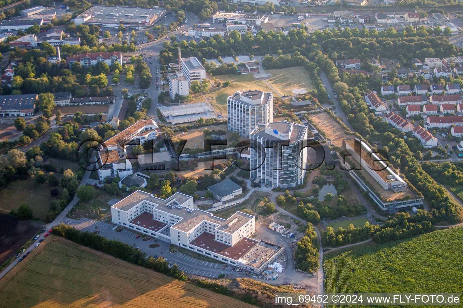 Hospital grounds of the Clinic BG Klinik Ludwigshafen in Ludwigshafen am Rhein in the state Rhineland-Palatinate seen from a drone