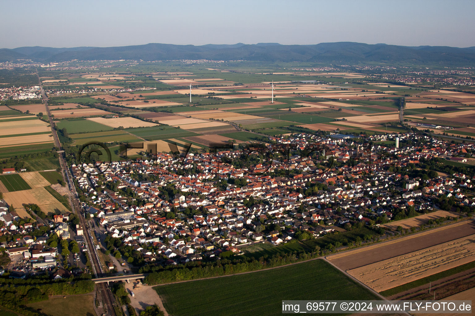 Oblique view of Town View of the streets and houses of the residential areas in Boehl-Iggelheim in the state Rhineland-Palatinate