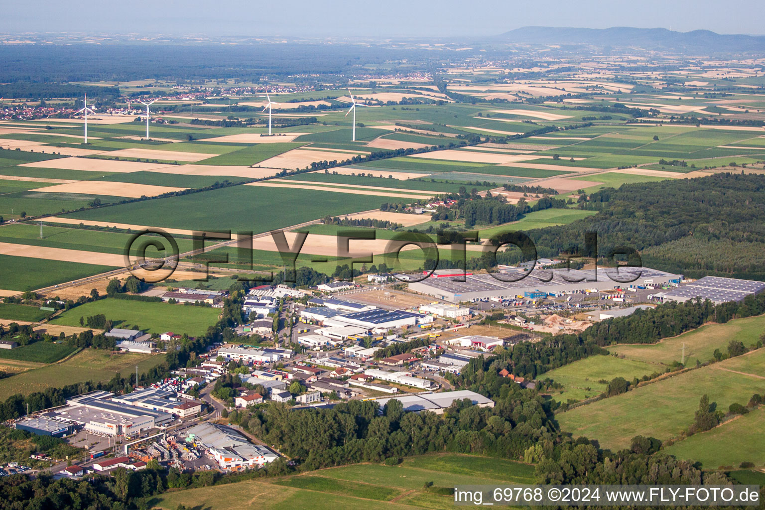 And farms, Horst industrial estate from the northeast in the district Minderslachen in Kandel in the state Rhineland-Palatinate, Germany