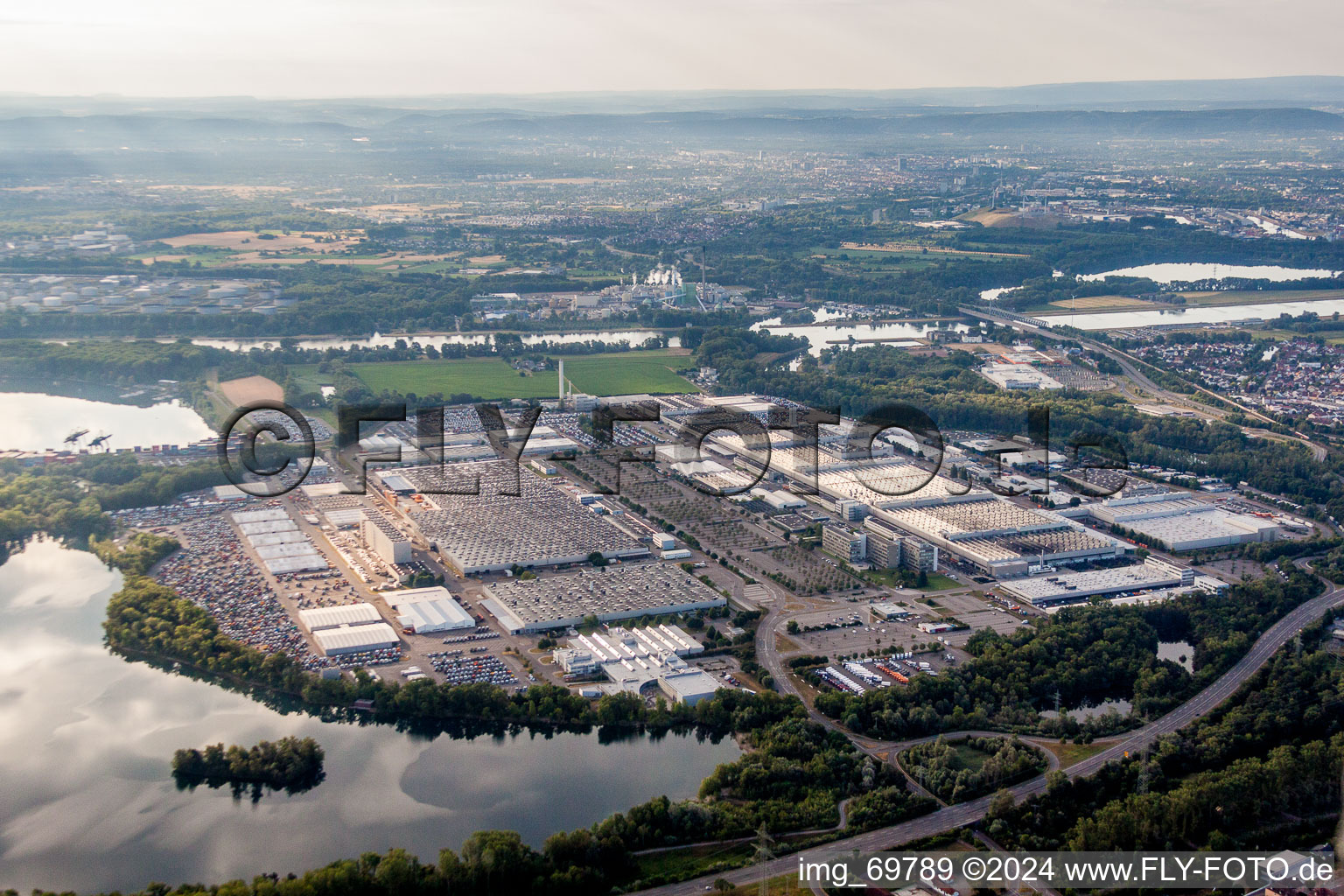 Building and production halls on the premises of Daimler Automobilwerk Woerth in Woerth am Rhein in the state Rhineland-Palatinate, Germany seen from above
