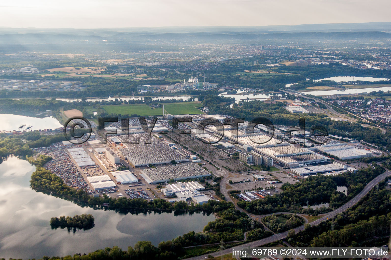 Building and production halls on the premises of Daimler Automobilwerk Woerth in Woerth am Rhein in the state Rhineland-Palatinate, Germany from above