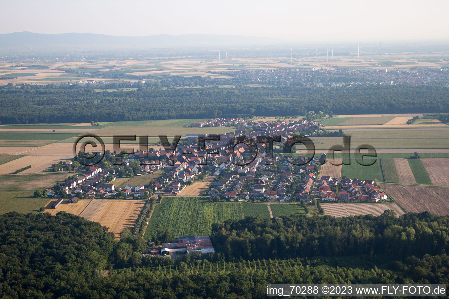 From the south in the district Hayna in Herxheim bei Landau in the state Rhineland-Palatinate, Germany