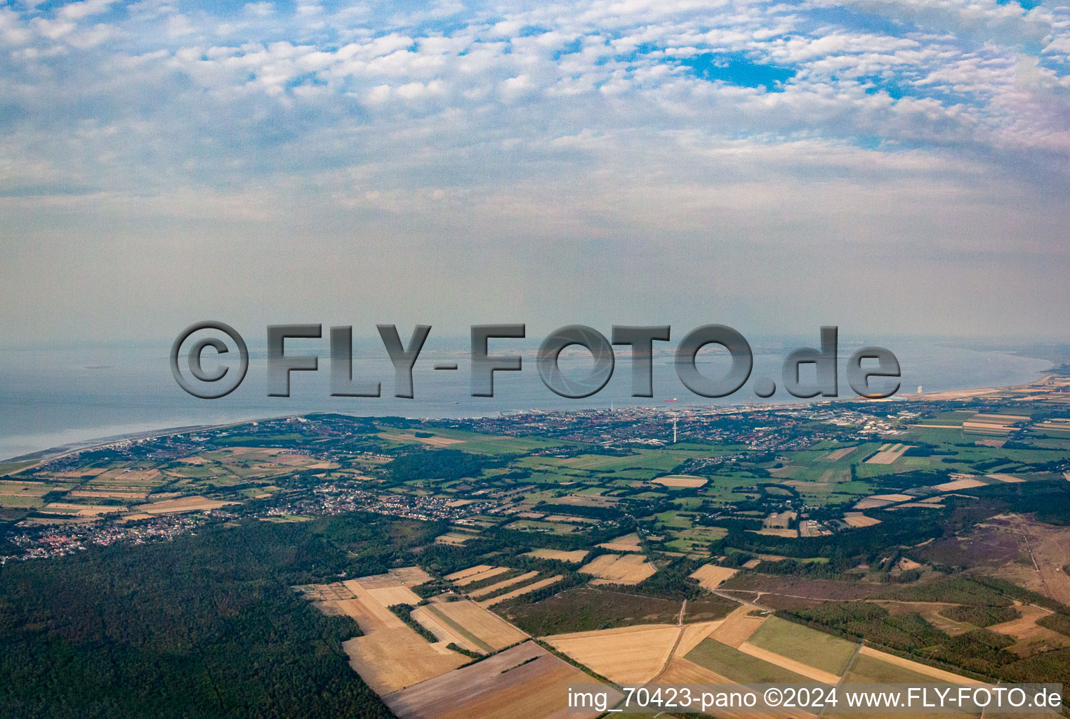 From the west in the district Süder- und Westerwisch in Cuxhaven in the state Lower Saxony, Germany