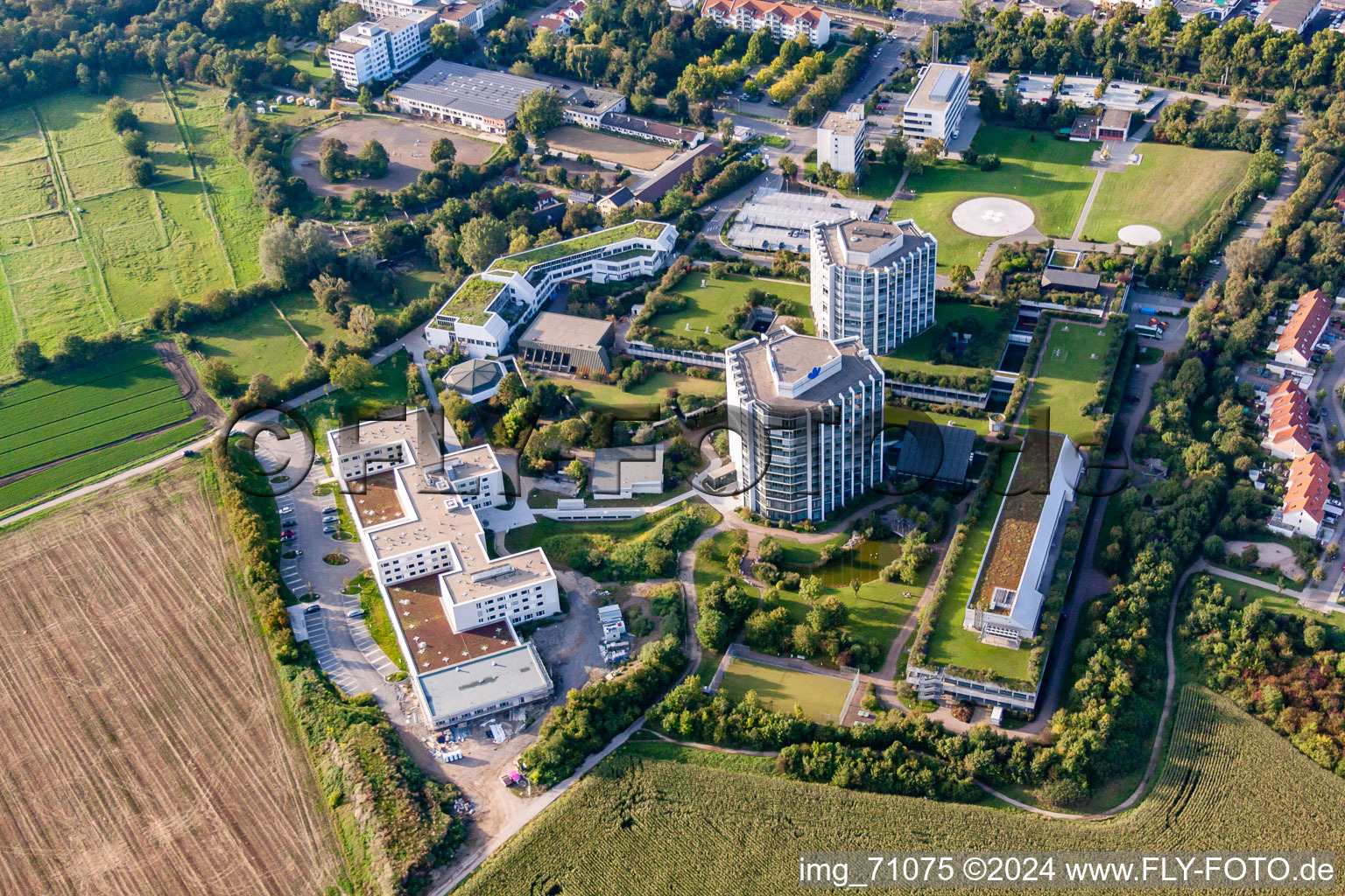 Oblique view of BG Accident Clinic in the district Oggersheim in Ludwigshafen am Rhein in the state Rhineland-Palatinate, Germany