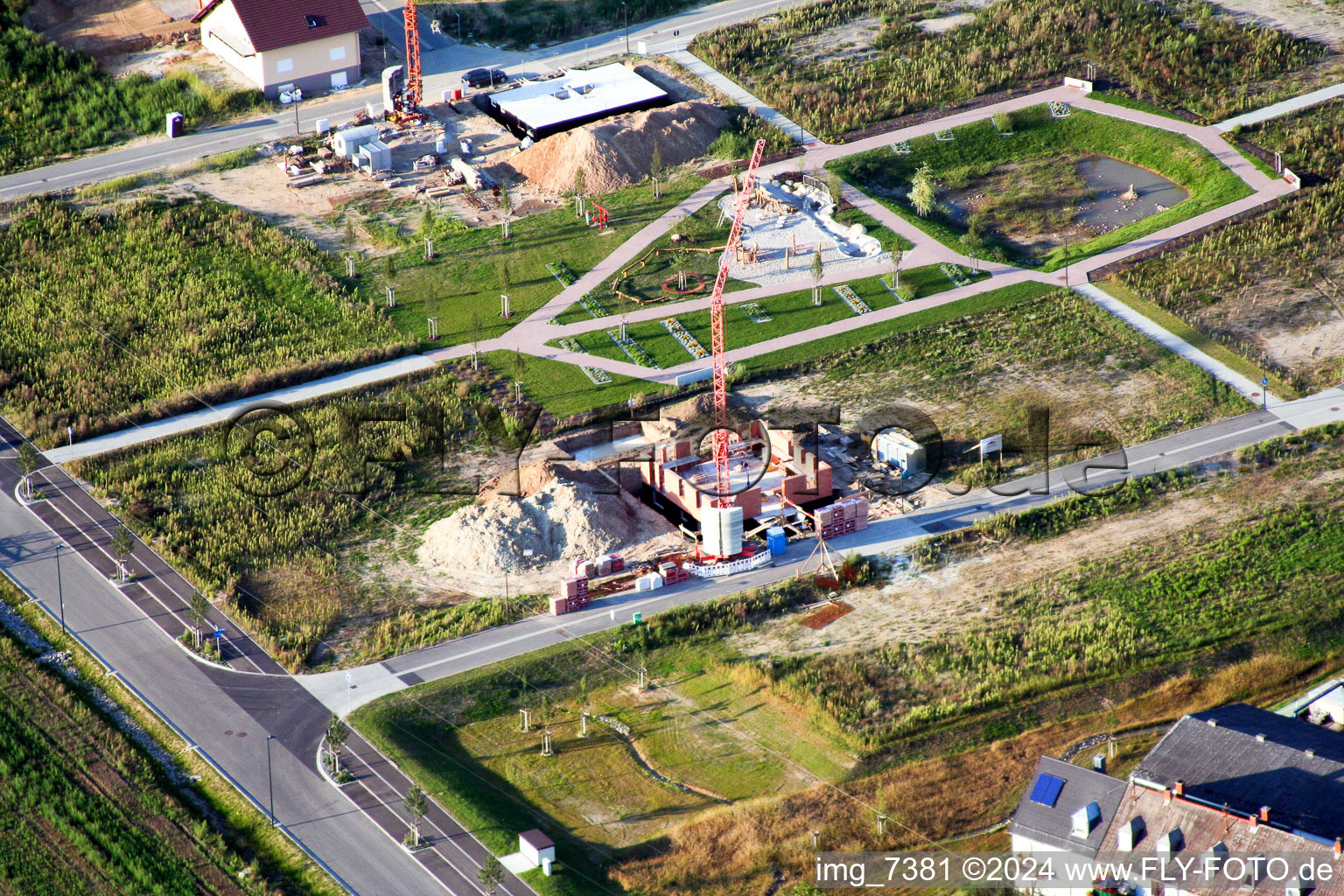 New development area on the Höhenweg in Kandel in the state Rhineland-Palatinate, Germany from the plane