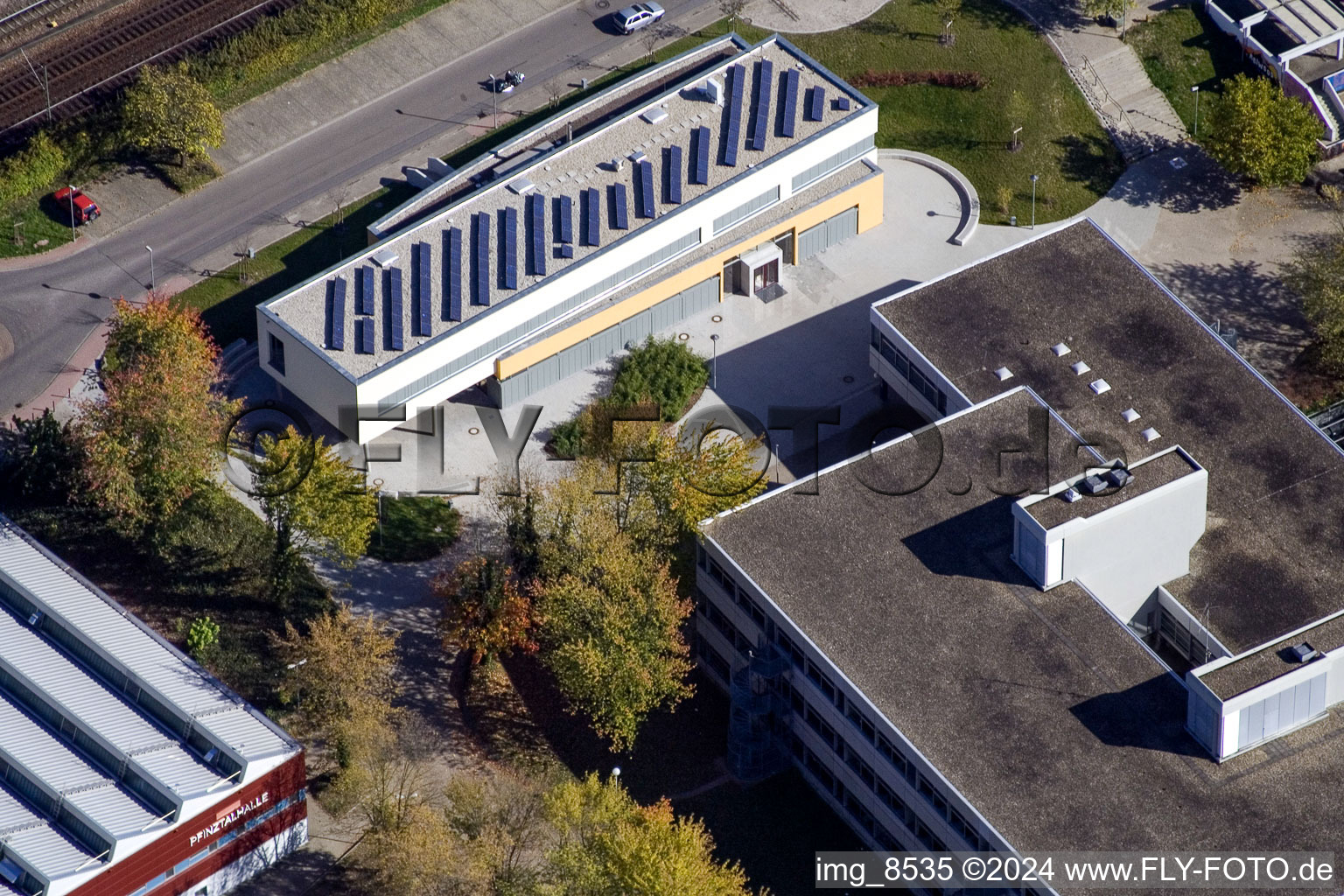 Bird's eye view of School building of the Ludwig-Marum-Gymnasium Pfinztal in the district Berghausen in Pfinztal in the state Baden-Wurttemberg