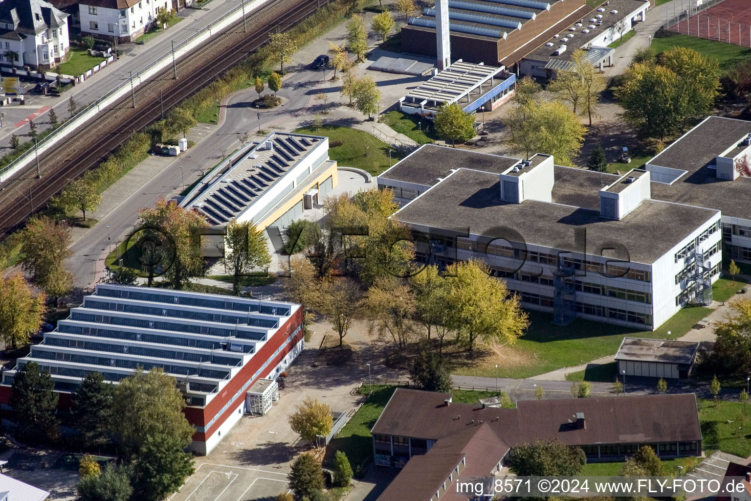 School building of the Ludwig-Marum-Gymnasium Pfinztal in the district Berghausen in Pfinztal in the state Baden-Wurttemberg seen from above