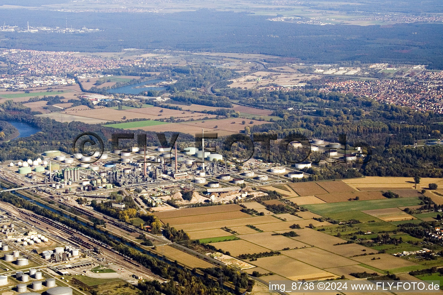 Shell/ExxonMobil/Ruhr Oel/Conoco Karlsruhe refinery in the district Knielingen in Karlsruhe in the state Baden-Wuerttemberg, Germany